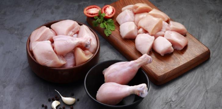 How to handle raw chicken